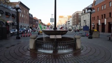 Ottawa, Kanada - 17 Ekim 2024: York Caddesi Millennium Çeşmesi şehir merkezindeki Byward Market 'te.
