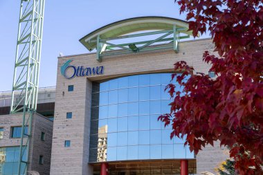 Ottawa, Kanada - 17 Ekim 2024: Sonbahar sezonunda Ottawa Belediye Binası