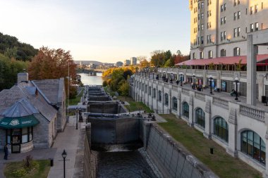 Ottawa, Kanada - 17 Ekim 2024: Rideau Kanalı başkentin merkezinde kilitleniyor. Kanada sonbahar mevsiminde dönüm noktası.