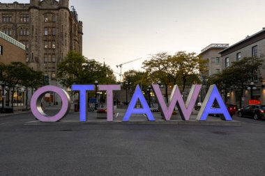 Ottawa, Kanada - 17 Ekim 2024: Sonbaharda Byward Market 'te Ottawa tabelası