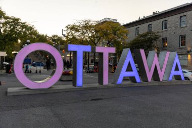 Ottawa, Kanada - 17 Ekim 2024: Sonbaharda Byward Market 'te Ottawa tabelası.