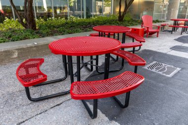 Kanada 'nın Ottawa kentindeki Sparks caddesinde ofis binasının yanındaki banklı kırmızı açık hava masası.