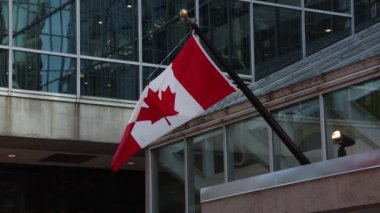 Kanada 'da Ottawa şehir merkezindeki binada Kanada bayrağı var.