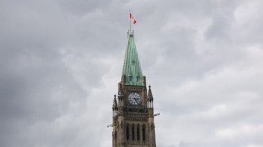 Kanada 'nın Ottawa şehrinde gökyüzünde bayrağı bulunan Kanada Parlamentosu Barış Kulesi.