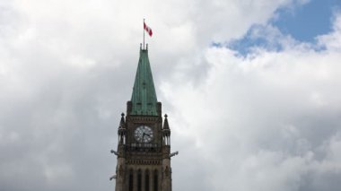 Kanada 'nın Ottawa şehrinde gökyüzünde bayrağı bulunan Kanada Parlamentosu Barış Kulesi.