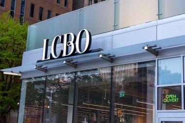 Ottawa, Kanada - 16 Mayıs 2024: LCBO, Ottawa şehir merkezindeki Ontario perakende mağazasının İçki Kontrol Kurulu.