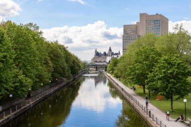Ottawa, Kanada - 16 Mayıs 2024: Ottawa, Kanada 'da Rideau Kanalı. Baharda şehir manzarası.