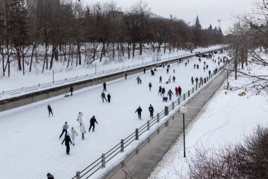 Ottawa, Kanada - 8 Şubat 2025: İnsanlar kışın Rideau Kanalı 'nda paten kayıyor