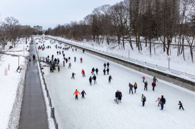 Ottawa, Kanada - 8 Şubat 2025: Rideau Kanalı buz pateni pisti