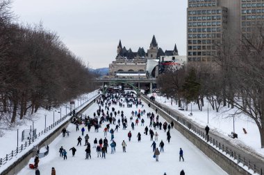 Ottawa, Kanada - 8 Şubat 2025: İnsanlar kışın Rideau Kanalı 'nda paten kayıyor.