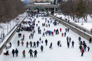 Ottawa, Kanada - 8 Şubat 2025: İnsanlar kışın Rideau Kanalı 'nda paten kayıyor.