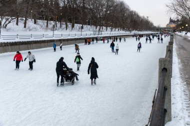 Ottawa, Kanada - 8 Şubat 2025: İnsanlar kışın Rideau Kanalı 'nda paten kayıyor.
