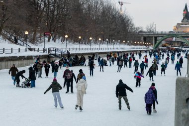 Ottawa, Kanada - 8 Şubat 2025: İnsanlar kış akşamı Rideau Kanalı 'nda paten kayıyor