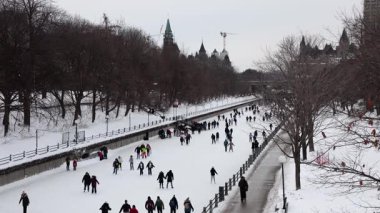 Ottawa, Kanada - 8 Şubat 2025: İnsanlar kışın Rideau Kanalı 'nda paten kayıyor