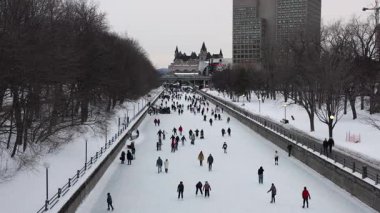 Ottawa, Kanada - 8 Şubat 2025: İnsanlar Ottawa şehir merkezindeki Rideau Kanalı 'nda buz pateni yapıyorlar
