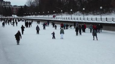 Ottawa, Kanada - 8 Şubat 2025: Karlı bir kış gününde insanlar Rideau Kanal buz pateni pistinde.