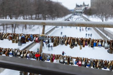 Ottawa, Kanada - 8 Şubat 2025 Köprü kilitlendi. İnsanlar Ottawa şehir merkezindeki Rideau Kanalı 'nda buz pateni yapıyorlar.