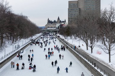 Ottawa, Kanada - 8 Şubat 2025: İnsanlar kışın Rideau Kanalı 'nda paten kayıyor.