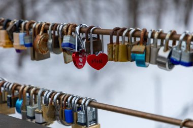 Ottawa, Kanada - 8 Şubat 2025: Aşkın sembolü olan köprüde kilitler