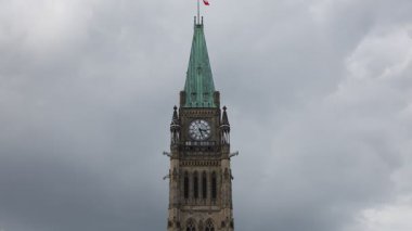 Kanada 'nın Ottawa şehrinde gökyüzünde bayrağı bulunan Kanada Parlamentosu Barış Kulesi.