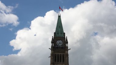 Kanada 'nın Ottawa şehrinde gökyüzünde bayrağı bulunan Kanada Parlamentosu Barış Kulesi.