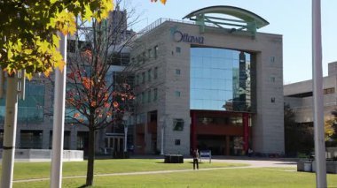 Ottawa, Kanada - 17 Ekim 2024: Sonbahar sezonunda Ottawa Belediye Binası