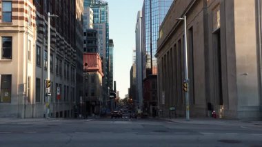 Ottawa, Kanada - 17 Ekim 2024: Şehir merkezi, arabalar ve yoldan geçen insanlar
