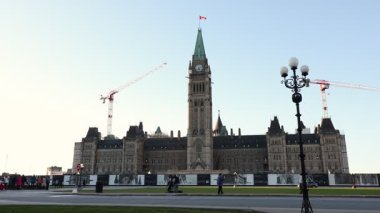 Ottawa, Kanada - 17 Ekim 2024: Ottawa şehir merkezinde yenilenen Kanada Parlamentosu binası