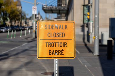 Ottawa, Kanada 'da şehir merkezindeki caddede İngilizce ve Fransızca kapalı tabela