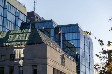 Ottawa, Kanada - 17 Ekim 2024: Ottawa şehir merkezinde Kanada bayrağı bulunan Kanada Bankası.