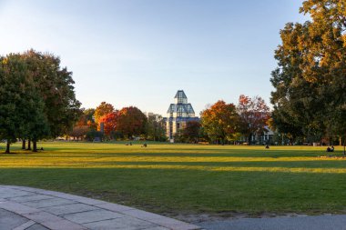 Ottawa, Kanada - 17 Ekim 2024: Major 's Hill Park, sonbahar sezonu. Kanada Ulusal Galerisi