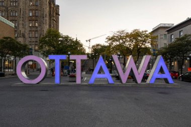 Ottawa, Kanada - 17 Ekim 2024: Sonbaharda Byward Market 'te Ottawa tabelası