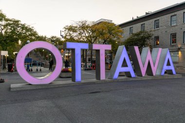 Ottawa, Kanada - 17 Ekim 2024: Sonbaharda Byward Market 'te Ottawa tabelası
