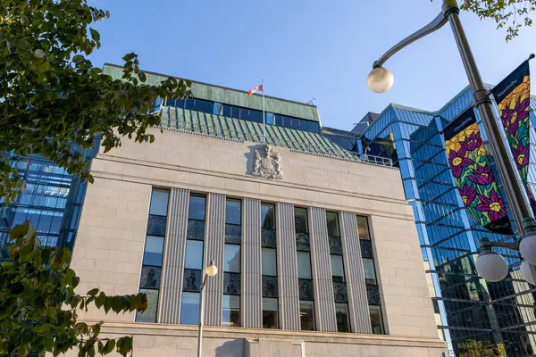 Ottawa, Kanada - 17 Ekim 2024: Ottawa şehir merkezinde Kanada bayrağı bulunan Kanada Bankası.