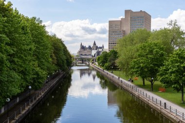 Ottawa, Kanada - 16 Mayıs 2024: Ottawa, Kanada 'da Rideau Kanalı. Baharda şehir manzarası.