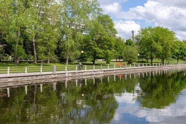 Ottawa, Kanada - 16 Mayıs 2024 Rideau Kanalı ve bisiklet yolu. Baharda şehir manzarası. Kanada başkentine park et..