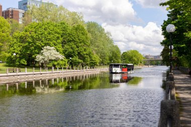 Ottawa, Kanada - 16 Mayıs 2024: Ottawa şehir merkezindeki Rideau Kanalı.