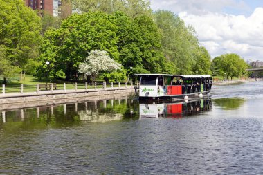 Ottawa, Kanada - 16 Mayıs 2024: Ottawa şehrinde Rideau kanalı ve turizm teknesi.