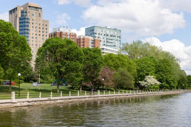 Ottawa, Kanada - 16 Mayıs 2024: Baharda Rideau Kanalı. İlkbaharda deniz manzarası.