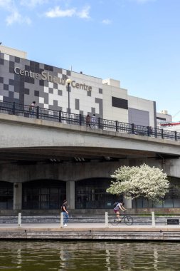 Ottawa, Kanada, 16 Mayıs 2024 - Shaw Merkezi ve Rideau Kanalı