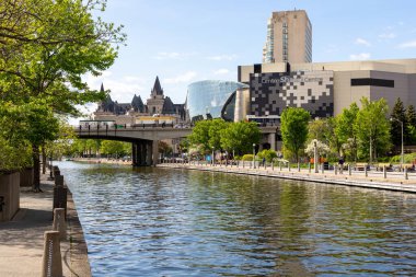 Ottawa, Kanada, 16 Mayıs 2024, şehir merkezi. Shaw Center ve Rideau Kanalı bahar sezonunda.