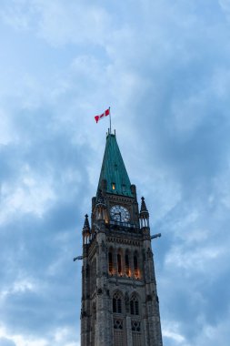 Kanada Parlamentosu Ottawa 'da akşam gökyüzü boyunca