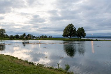 Yazın gün batımında parktaki limanda. Andrew Haydon Parkı, Ottawa, Kanada.