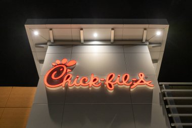 Kanata, Kanada - 30 Ağustos 2024: Geceleri Chick-Fil-A restoran tabelası