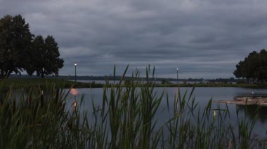 Yazın akşamları parkta. Kanada 'da Ottawa Nehri yakınlarındaki Andrew Haydon Parkı' nda gölet.