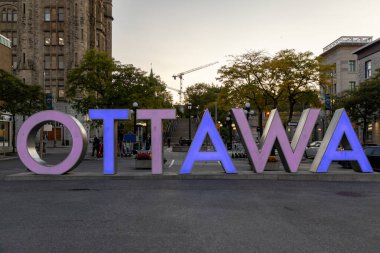 Ottawa, Kanada - 17 Ekim 2024: Sonbaharda Byward Market 'te Ottawa tabelası