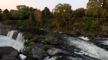 Hogs Back Park ve Prince of Wales Falls Şelaleleri Ottawa 'daki Rideau Nehri üzerinde sonbaharda