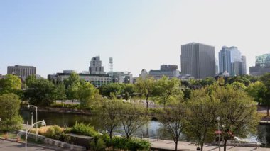 Ottawa, Kanada - 16 Mayıs 2024: Kanada 'nın başkentinin şehir merkezi. Belediye binası ve Rideau Kanalı.