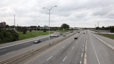 Ottawa, Kanada - 20 Eylül 2024: Otoyoldaki arabalar, Trans-Canada Hwy