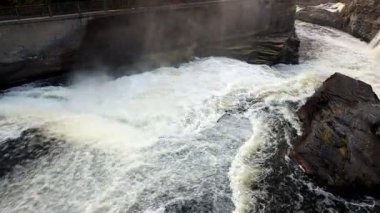 Sonbaharda Kanada 'nın Ottawa kentindeki Rideau Nehri' ndeki şelaleler. Hog 's Back Park ve Prince of Wales Falls.